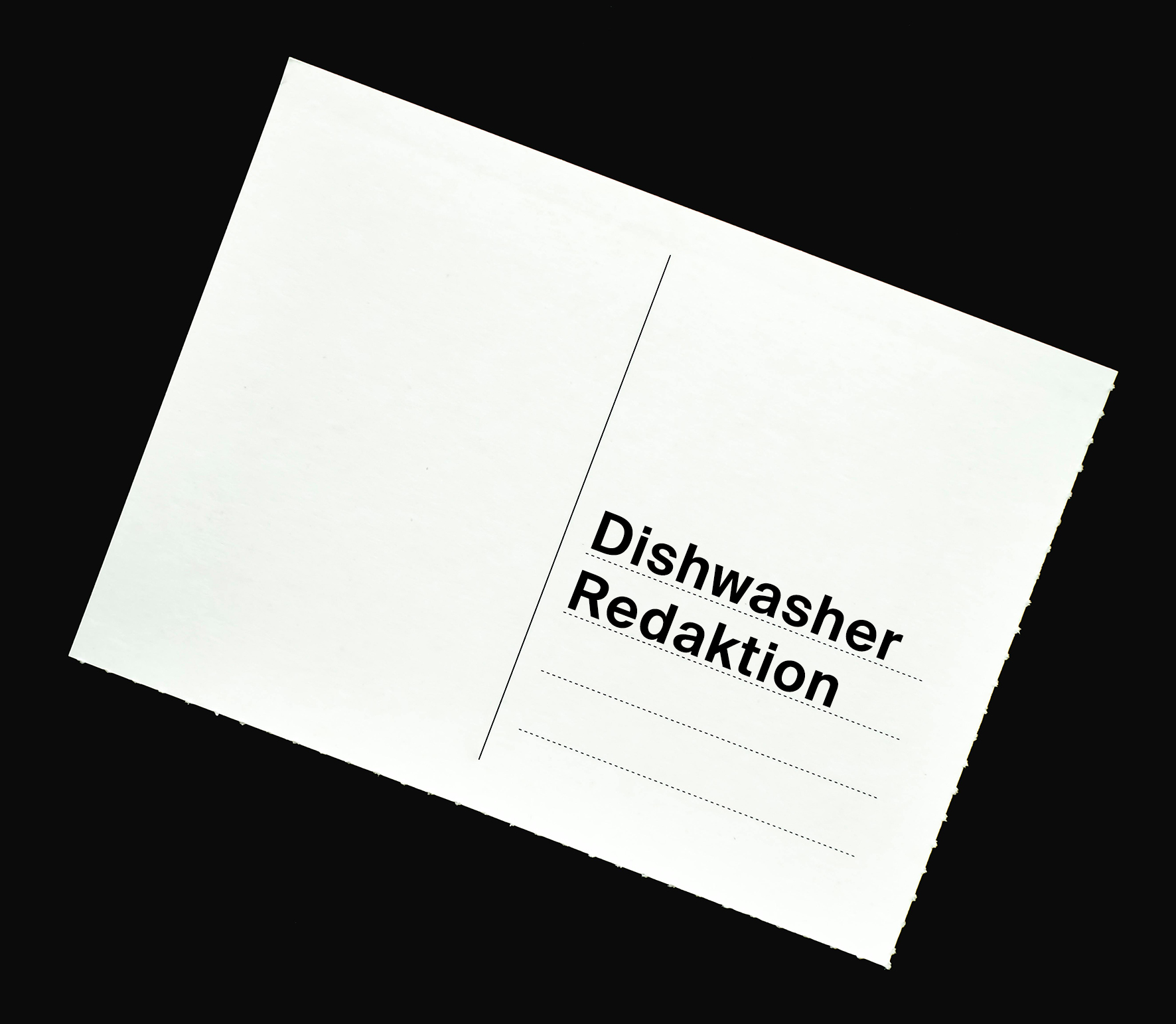 Vor schwarzem Hintergrund ist eine weiße Postkarte zu sehen, die an das Dishwasher Magazin adressiert ist.